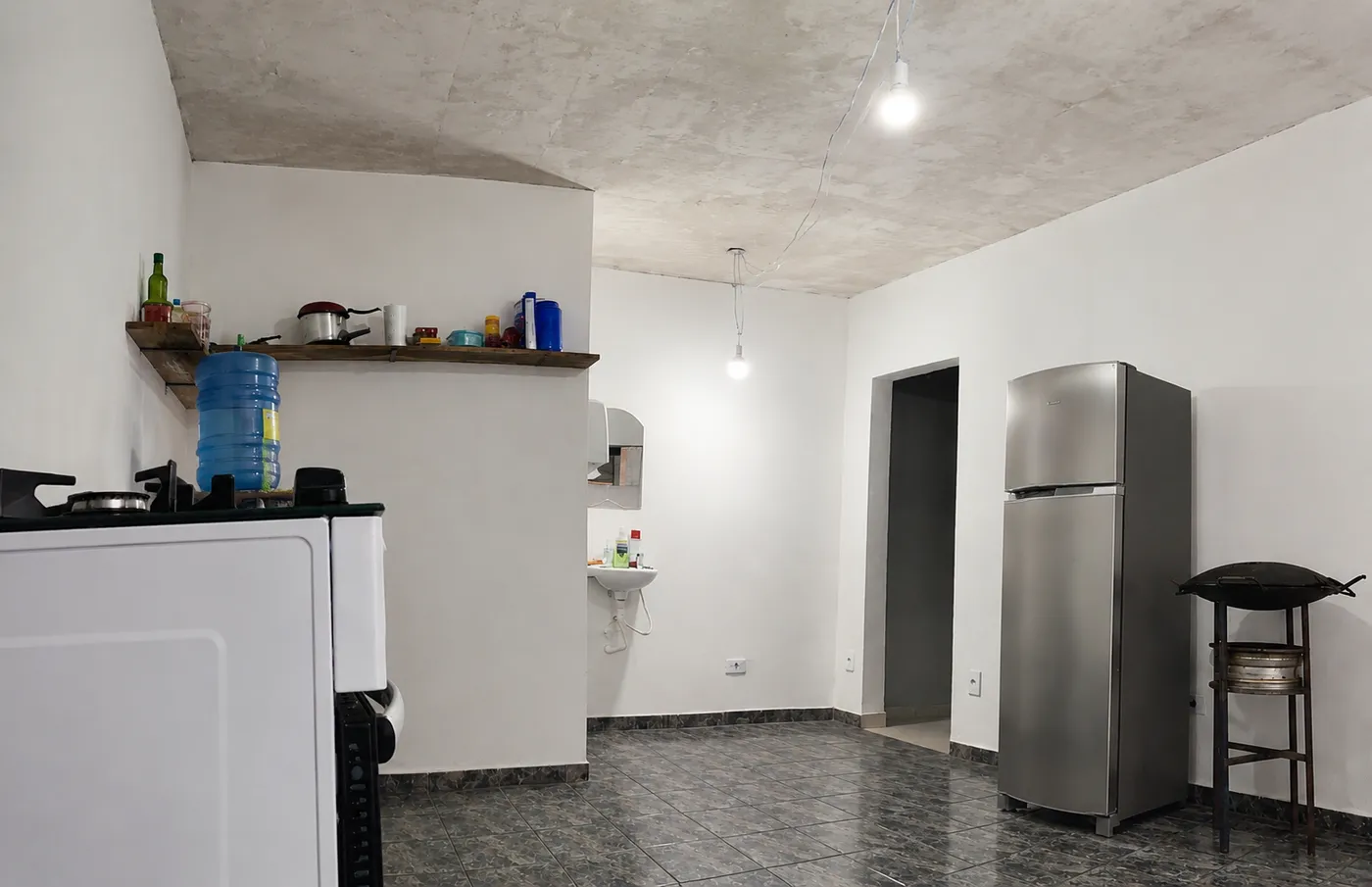 Cozinha antes — laje exposta