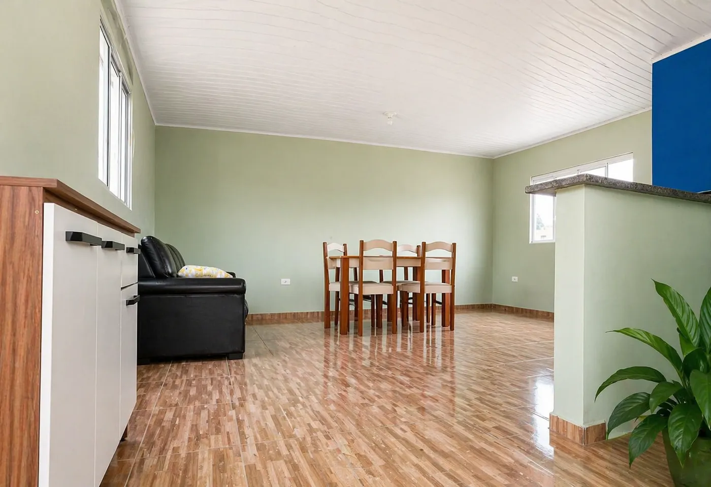Sala ampla com forro PVC instalado pela KickStart